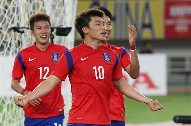 이종호(10번)가 2일 중국 후베이성 우한스포츠센터에서 열린 동아시안컵 축구대회 중국과의 경기에서 두 번째 골을 기록하자 첫 골을 넣은 김승대(12번)가 활짝 웃으며 환호하고 있다. 한국은 중국을 2-0로 이겼다. 우한=연합뉴스