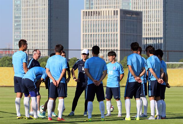 2015 동아시안컵 축구대회에 출전한 한국대표팀 선수들이 3일 중국 후베이성 우한스포츠센터 보조경기장에서 슈틸리케 감독의 지도를 받으며 훈련 준비를 하고 있다. 우한=연합뉴스