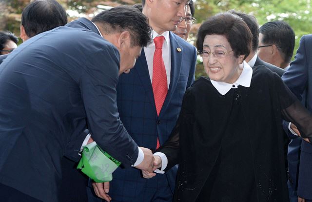 고(故) 김대중 전 대통령의 부인 이희호 여사가 5일 오전 방북길에 오르기 위해 서울 김포공항으로 들어서던 중 마중나온 관계자와 악수를 하고 있다. 연합뉴스