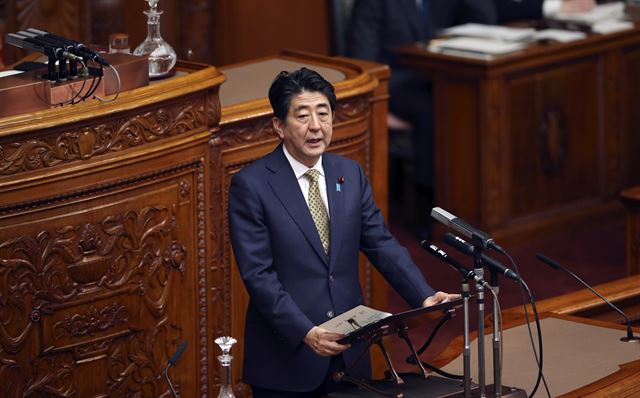 아베 신조(安倍晉三) 일본 총리가 지난달 27일 도쿄에서 열린 참의원 본회의에서 안보법안에 대해 연설하고 있다. AP 뉴시스