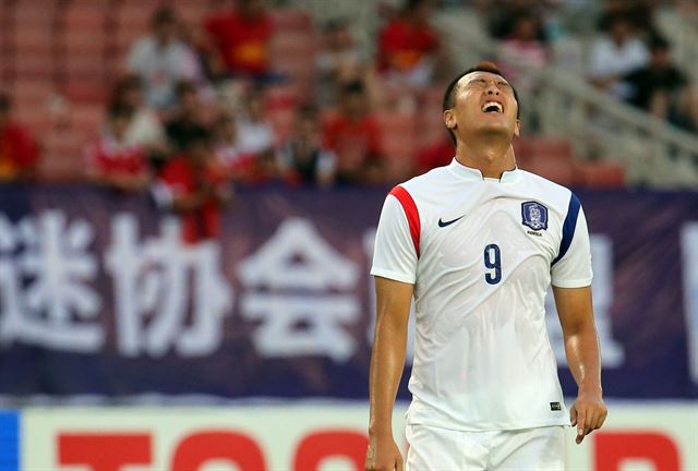 5일 중국 후베이성 우한스포츠센터에서 열린 동아시안컵 축구대회 한국과 일본의 경기에서 한국 김신욱이 본인의 슛이 빗나가자 아쉬워하고 있다. 연합뉴스