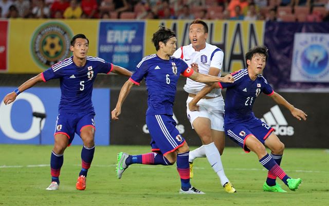 5일 중국 후베이성 우한스포츠센터에서 열린 동아시안컵 축구대회 한국과 일본의 경기에서 한국 김신욱이 일본 수비 세명의 마크를 당하고 있다. 연합뉴스