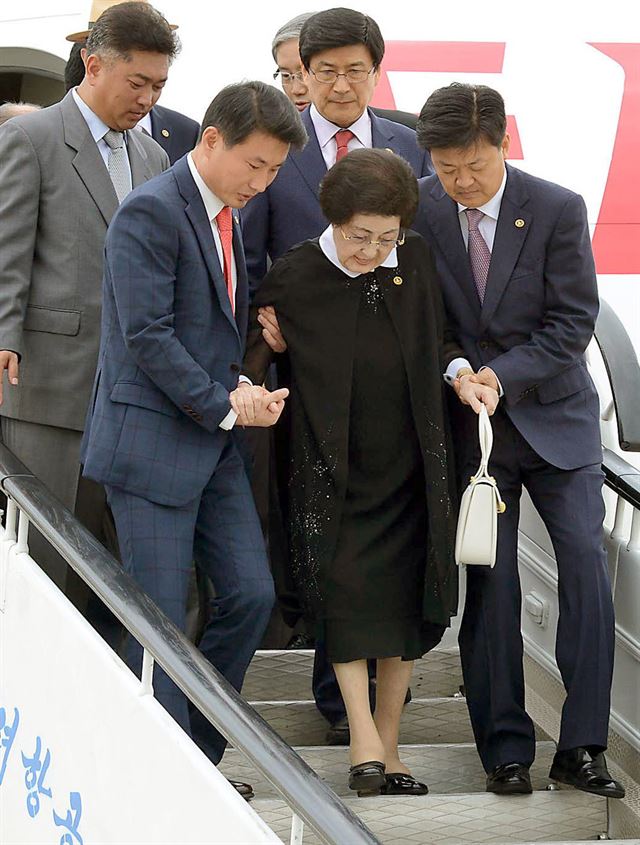 이희호 여사가 5일 서해 직항로로 평양 순안국제공항에 도착해 수행원들의 도움을 받아 전세기에서 내리고 있다. 평양=AP 연합뉴스