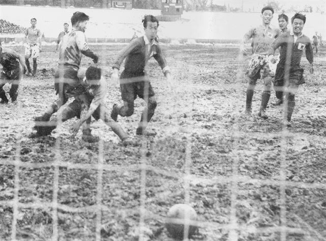 1954년 3월 일본 도쿄에서 열린 스위스월드컵극동지역 최종 예선. 한국일보 자료사진