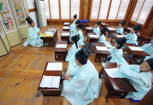 26일 서울 중구 남산공원 호현당에서 열린 인성교육 프로그램 '나는 예의바른 어린이'에 참여한 학생들이 예절 교육을 받고 있다. 연합뉴스