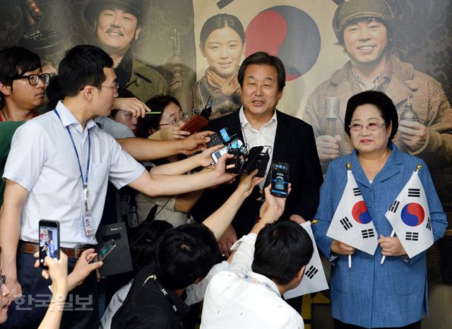 새누리당 김무성 대표가 6일 국회 의원회관에서 열린 영화 암살 을 관람하기에 앞서 질문에 답변하고 있다. 오대근기자 inliner@hankookilbo.com