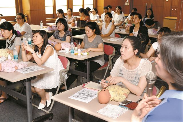 일부 임산부들 사이에서 ‘수학태교’가 붐이다. 하지만 전문의들은 “과학적 근거가 부족한 데다 자칫 산모와 태아가 스트레스를 받아 아이 두뇌발달에 안 좋을 수 있다”고 지적하고 있다. 한국일보 자료사진