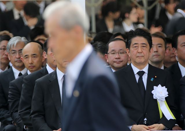 일본 나가사키(長崎) 원자폭탄 투하 70주기인 9일 나가사키 평화공원의 원폭 희생자 위령식에서 아베 신조(安倍晋三, 오른쪽) 총리가 연단을 향하는 당시 생존자 다니구치 스미테루(86) 씨를 바라보고 있다. 연합뉴스