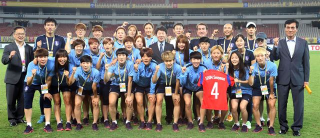 8일 중국 후베이성 우한 스포츠센터에서 막을 내린 동아시안컵 여자축구대회에서 준우승을 차지한 한국 대표팀이 시상식 후 기념촬영을 하고 있다. 우한=연합뉴스