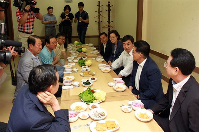 이종걸(오른쪽 세 번째) 새정치민주연합 원내대표가 8일 광주의 한 식당에서 박지원(오른쪽 두 번째) 의원을 비롯한 호남 지역 의원들과 만찬회동을 갖고 있다. 광주=연합뉴스