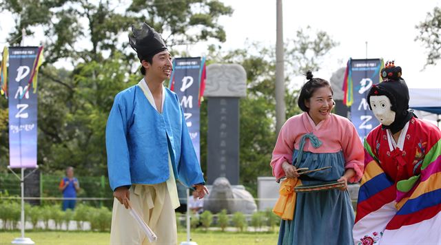 강화 평화전망대를 찾은 관객 중에서 신랑을 찾아 극적인 결혼식을 올린 '혼례굿'으로 9일 막을 올린 아시아 신진예술가 100인의 DMZ평화예술제는 14일까지 이어진다. 해외문화홍보원 제공