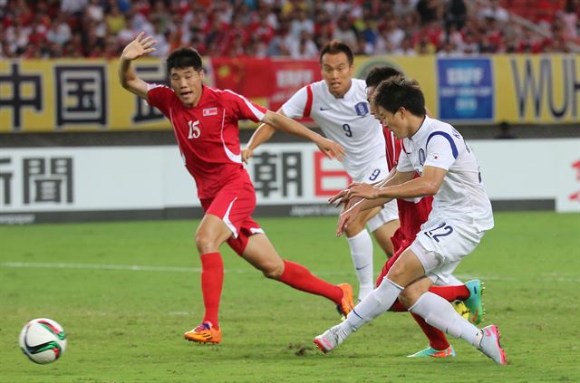 9일 중국 후베이성 우한 스포츠센터에서 열린 동아시안컵 축구대회 한국과 북한의 경기에서 한국 김승대가 슛 하고 있다. 연합뉴스