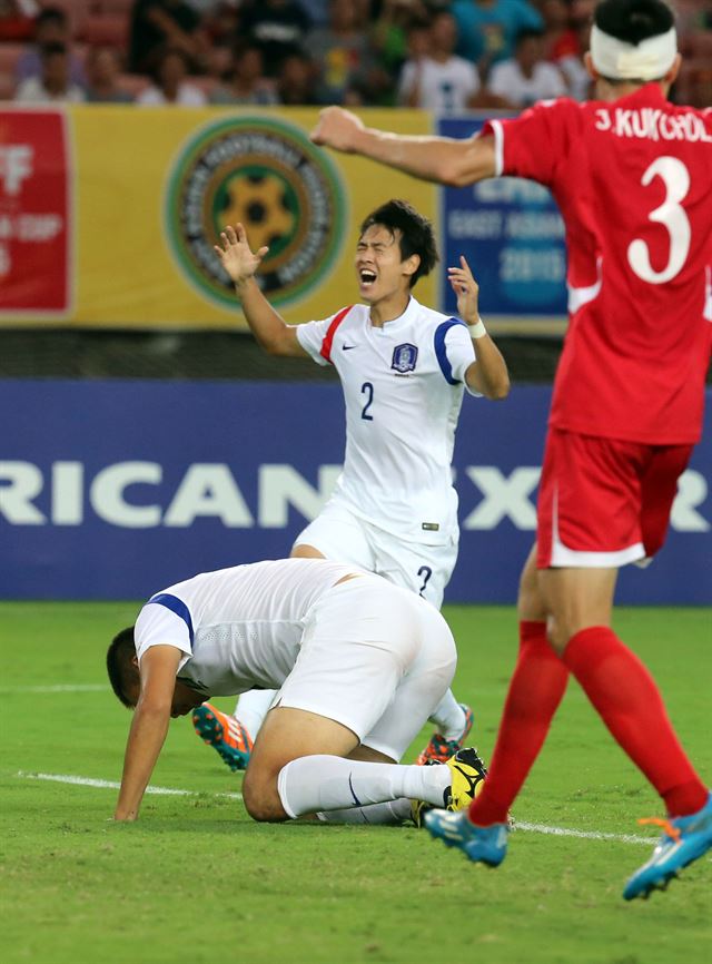 9일 중국 후베이성 우한 스포츠센터에서 열린 동아시안컵 축구대회 한국과 북한의 경기에서 계속되는 득점실패에 한국선수들이 아쉬워하고 있다. 연합뉴스