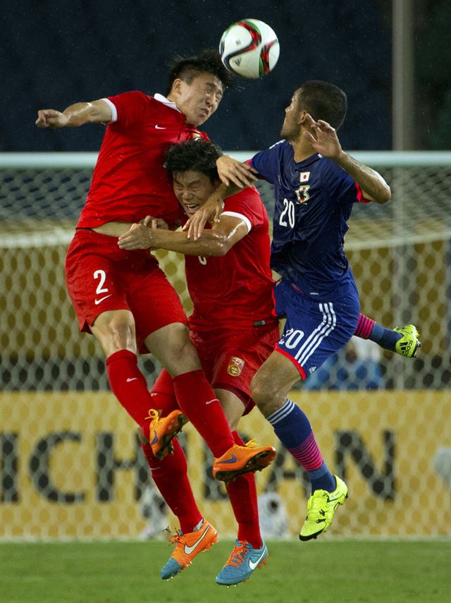 중국과 일본은 9일 중국 우한 스포츠센터에서 열린 동아시안컵 남자부 최종 3차전에서 전반전을 1-1로 끝냈다. 연합뉴스