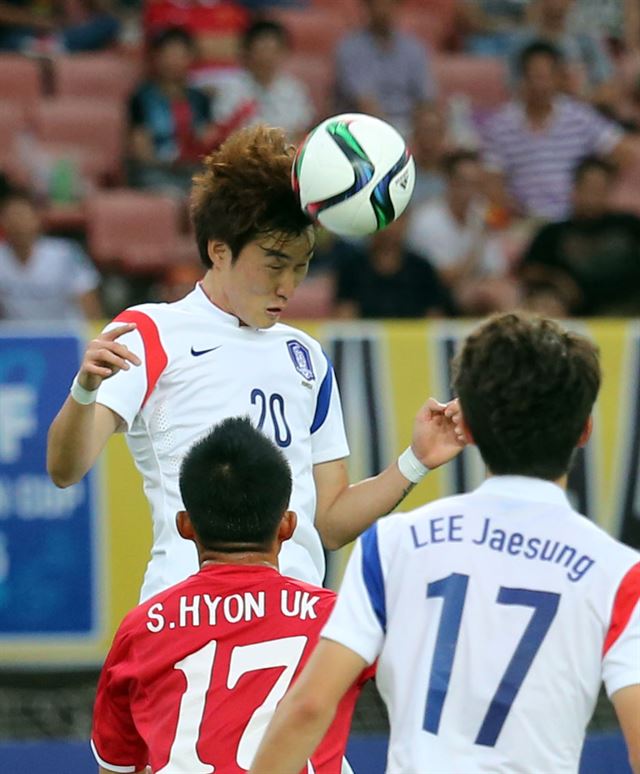 9일 중국 후베이성 우한 스포츠센터에서 열린 동아시안컵 축구대회 한국과 북한의 경기에서 한국 장현수가 헤딩하고 있다. 연합뉴스