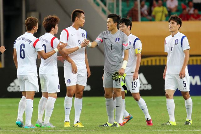 9일 중국 후베이성 우한 스포츠센터에서 열린 동아시안컵 축구대회 한국과 북한의 경기에서 무승부로 자력우승에 실패한 한국 선수들이 경기 후 서로를 격려하고 있다. 연합뉴스