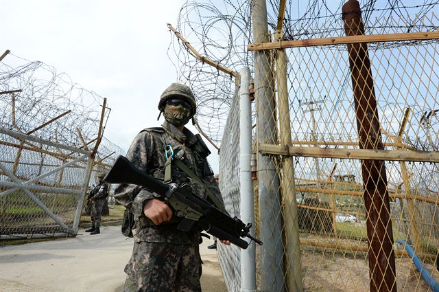 지난 4일 비무장지대(DMZ)에서 발생한 지뢰폭발사고 현장 주변에서 9일 장병들이 무장한 채 수색작전을 하고 있다. 국방부 제공