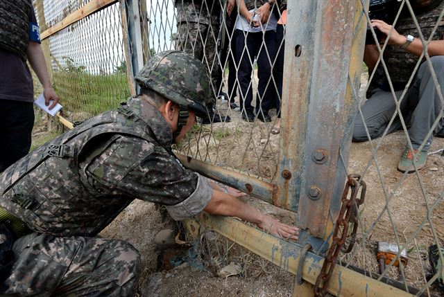 지난 4일 비무장지대(DMZ)에서 발생한 지뢰폭발사고를 조사한 합동조사단의 안영호 단장(육군 준장)이 9일 사고 현장을 방문한 취재진에 당시 상황을 직접 설명하고 있다. 국방부 제공