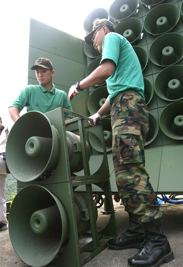 군 당국이 북한 지뢰도발을 응징하는 차원에서 10일 확성기 방송을 재개했다. 사진은 2004년 6월 경기 파주시 오두산 전망대에서 장병들이 확성기를 철거하는 모습. 연합뉴스