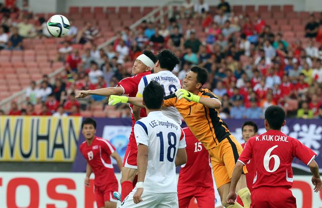 동아시안컵 축구대회 한국과 북한의 경기에서 북한 리명국(주황색 유니폼) 골키퍼가 한국의 센터링을 펀칭하고 있다.