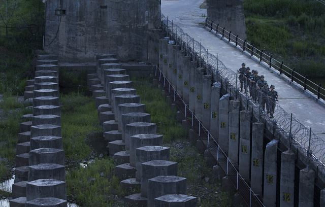 경기도 연천군 서부전선 비무장지대(DMZ) 사미천에서 육군 25사단 장병이 경계작전을 펼치고 있다. 연합뉴스