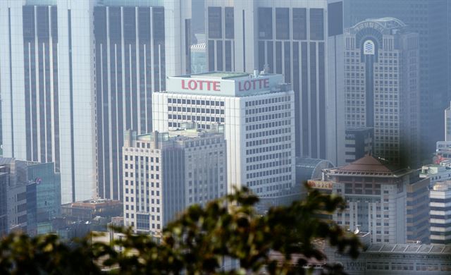 10일 오후 서울 남산N타워에서 소공동 롯데그룹 본사의 모습이 보이고 있다. 뉴시스