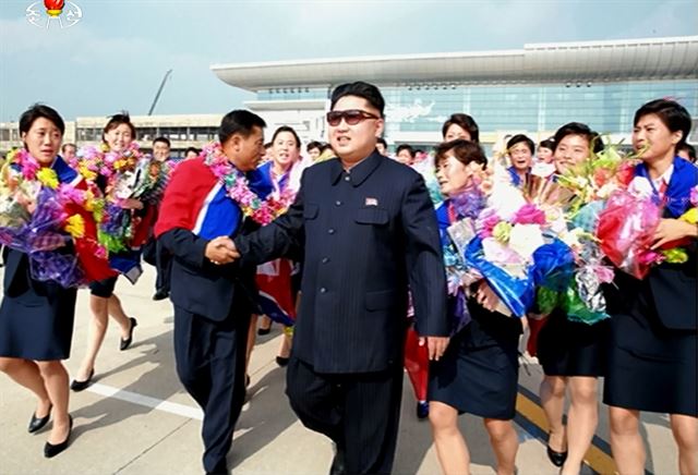 北 조선중앙TV는 10일 김정은 북한 국방위원회 제1위원장이 2015 동아시아축구연맹(EAFF) 축구선수권대회(동아시안컵)에서 우승하고 귀국한 북한 여자 축구선수들을 평양 순안국제공항까지 직접 나가 마중했다고 보도했다. 사진은 조선중앙TV가 보도한 김정은이 북한 여자 축구 선수들을 격려하는 모습. 뉴시스