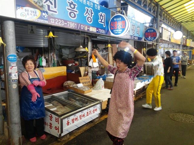 광주 대인예술시장에서 ‘까불이’로 통하는 김영빈(노란색 바지), 신준섭(손을 든 이)씨가 시장 곳곳에서 노래를 부르고, 춤을 추며 흥을 돋우고 있다.