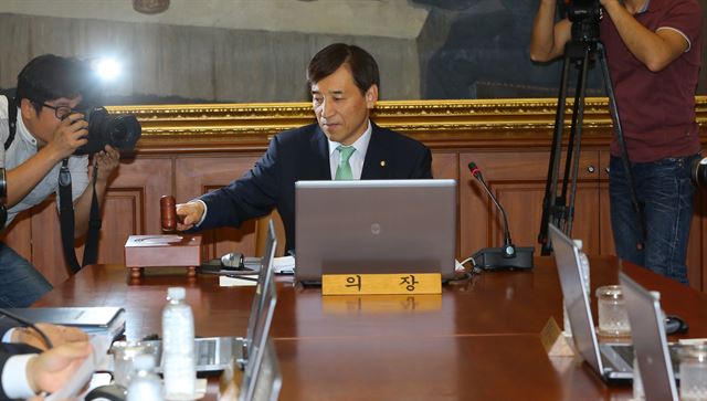 이주열 한국은행 총재가 13일 오전 서울 중구 소공동 한국은행 본점에서 열린 금융통화위원회 본회의에서 의사봉을 두드리고 있다. 연합뉴스