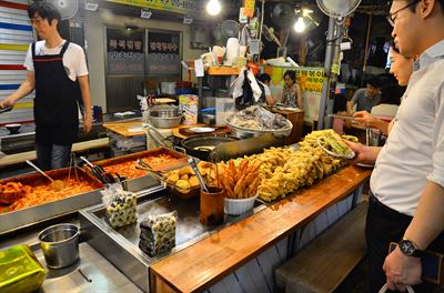 영천시장 안의 맛집. 떡볶이, 순대, 어묵, 김밥 등 먹고 싶은 게 많다.