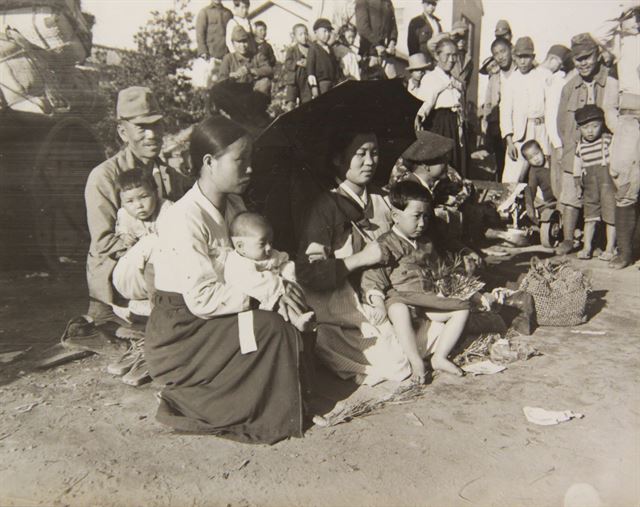 1945년 12월 일본에서 체류하다 해방 소식에 고국으로 귀환하기 위해 선착장으로 온 국민들이 배를 기다리고 있다. 이들을 위해 따로 마련된 선박이 없었기 때문에 한국으로 가는 선박에 빈자리가 날 때까지 기다려야 했다. 국사편찬위원회 제공