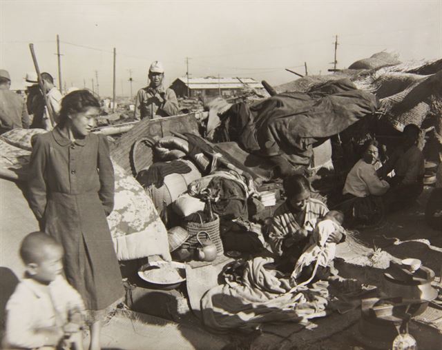 1945년 12월 전시(戰時)에 노동자로 일본에 끌려온 국민들이 선착장에서 고국으로의 귀환을 기다리고 있다. 이들을 위해 따로 마련된 수송선이 없었기 때문에 어떤 경우에는 한 달 가까이 기다리기도 했다. 국사편찬위원회 제공