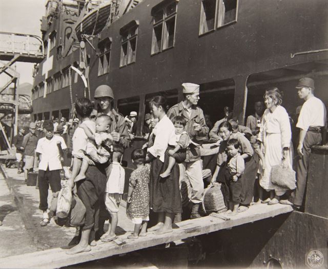 1945년 10월 고국을 떠났던 이들이 일본에서 귀환하고 있다. 부산항에서 하선하는 모습. 국사편찬위원회 제공