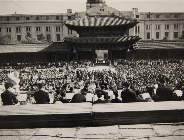 1947년 5월 총독부 뒤편의 경복궁에서 열린 전국중등학교음악대회 이틀째 행사에서 서울교향악단이 베토벤과 브람스를 연주하고 있다. 국사편찬위원회 제공