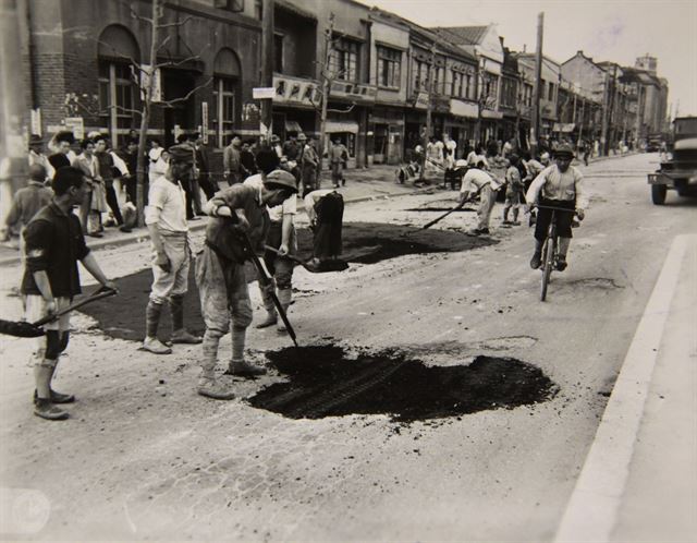 1946년 5월 서울의 도로를 보수하고 있다. 국사편찬위원회 제공