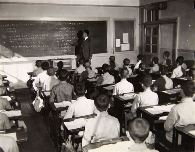 1945년 11월 경기중학교의 한 교실에서 학생들이 수학을 공부하고 있다. 국사편찬위원회 제공