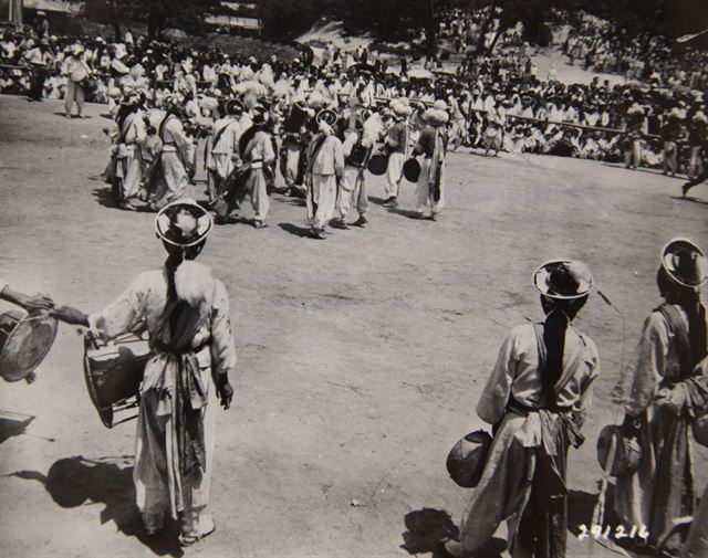 1947년 한 마을 잔치에서 사람들이 춤을 추고 전통 민요를 부르고 있다. 잔치는 해방 이후 매년 개최됐다고 기록된다. 국사편찬위원회 제공