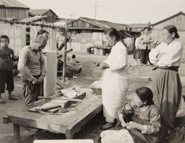 1945년 11월 부산의 한 시장에서 국수를 팔고 있다. 국사편찬위원회 제공