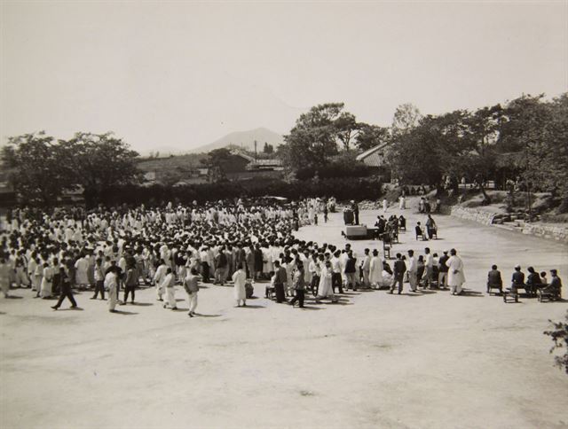 1948년 5월 전남 영산포의 작은 마을에서 사람들이 선거유세를 보기 위해 모이고 있다. 국사편찬위원회 제공