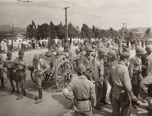 1945년 9월 21일 재한일본군이 미 제7보병사단에 양여하기 위해 손수레에 장비를 싣고 가고 있다. 일본군은 한국 남부 지방으로 이동하였고 이곳에서 미군에 의해 무장해제 됐다. 국사편찬위원회 제공