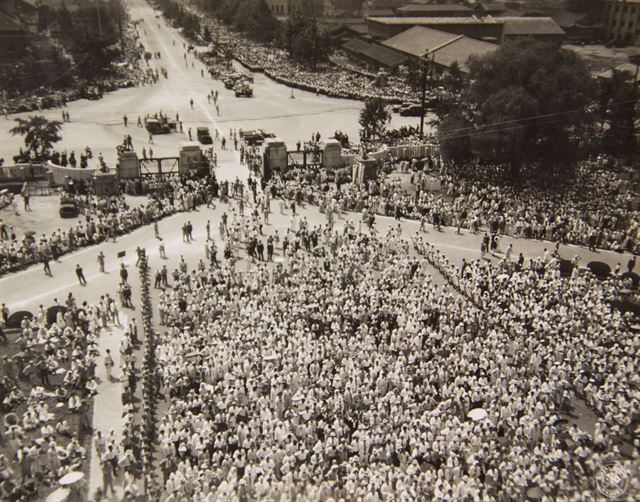 1948년 8월 15일 정부 수립식을 보기 위해 군중들이 모여들었다. 수립식에서는 이승만 전 대통령과 연합군 최고사령관인 맥아더 장군 등의 연설도 이어졌다. 국사편찬위원회 제공