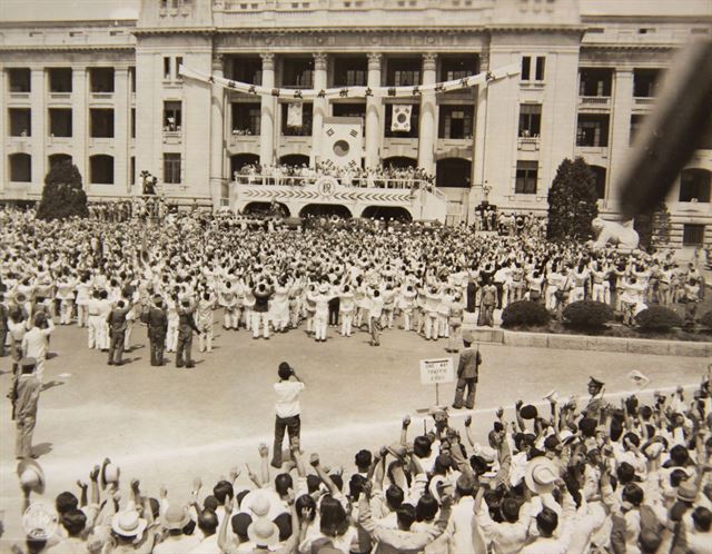 1948년 8월 중앙청 앞에 모여든 군중들이 대한민국의 탄생 순간을 지켜보고 있다. 국사편찬위원회 제공