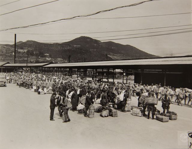 1945년 10월 12일 차에서 짐을 내린 후, 일본으로 돌아가기 전 다음 지역으로의 이동을 기다리는 일본 군인들의 모습. 국사편찬위원회 제공