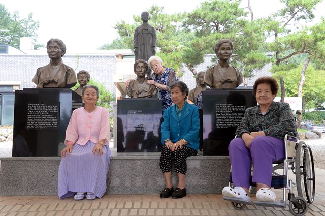 광복 70주년을 하루 앞둔 14일 오후 경기 광주시 퇴촌면 나눔의 집에서 위안부 피해자 할머니들이 세상을 먼저 떠난 할머니들의 흉상 앞에서 포즈를 취하고 있다. 왼쪽부터 박옥선, 이옥선, 강일출, 김군자 할머니. 광주=배우한 기자 bwh@hankookilbo.com