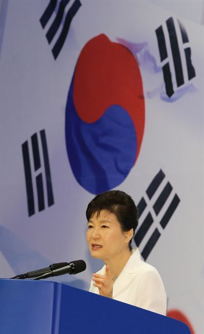 박근혜 대통령이 15일 세종문화회관에서 열린 제70주년 광복절 중앙경축식에서 경축사를 하고 있다. 연합뉴스