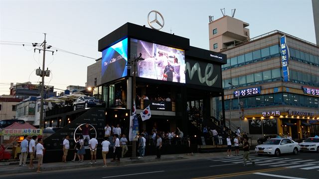 메르세데스-벤츠가 부산에 설치한 팝업 스토어 ‘메르세데스 미 부산’.