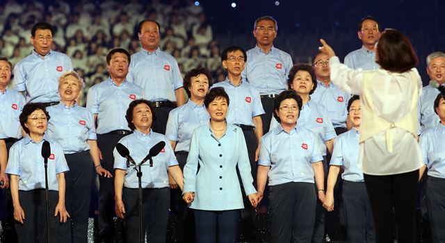 박근혜 대통령이 15일 서울 상암동 월드컵경기장에서 열린 광복 70주년 국민 대합창 행사에 참석해 1945년 출생자로 구성된 합창단과 함께 ‘우리의 소원은 통일’을 합창하고 있다. 청와대사진기자단