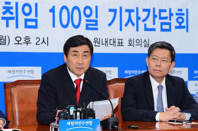 이종걸(왼쪽) 새정치민주연합 원내대표가 17일 국회에서 취임 100일 기자간담회를 하고 있다. 오대근기자 inliner@hankookilbo.com