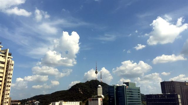 서울 낮 최고기온이 33℃를 기록하는 등 폭염경보가 내렸지만 하늘은 이미 가을이다.