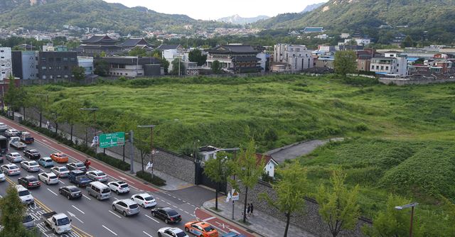 18일 오후 서울 경복궁 옆 미국대사관 숙소 부지의 전경. 정부는 이날 대한항공 소유인 이 부지에 한국의 전통문화 체험이 가능한 복합문화허브 공간인 ‘케이-익스피어런스(K-Experience)’가 들어설 예정이라고 밝혔다. 연합뉴스